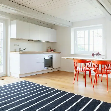 Vakantiehuis Thatched With Large Garden Near North Sea